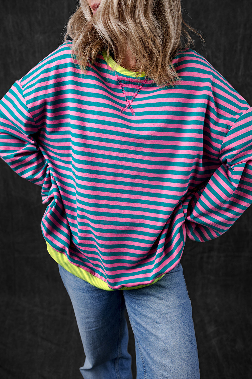 Übergroßes Pullover-Sweatshirt mit Kontrastbesatz und grünen Streifen