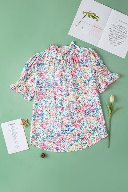Rosa Bluse mit Blumenmuster, Knöpfen, Schlitz am Ausschnitt und Puffärmeln