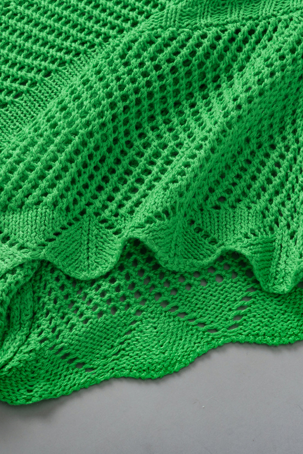 Grünes, kurzärmliges Pointelle-Stricktop mit Muschelsaum