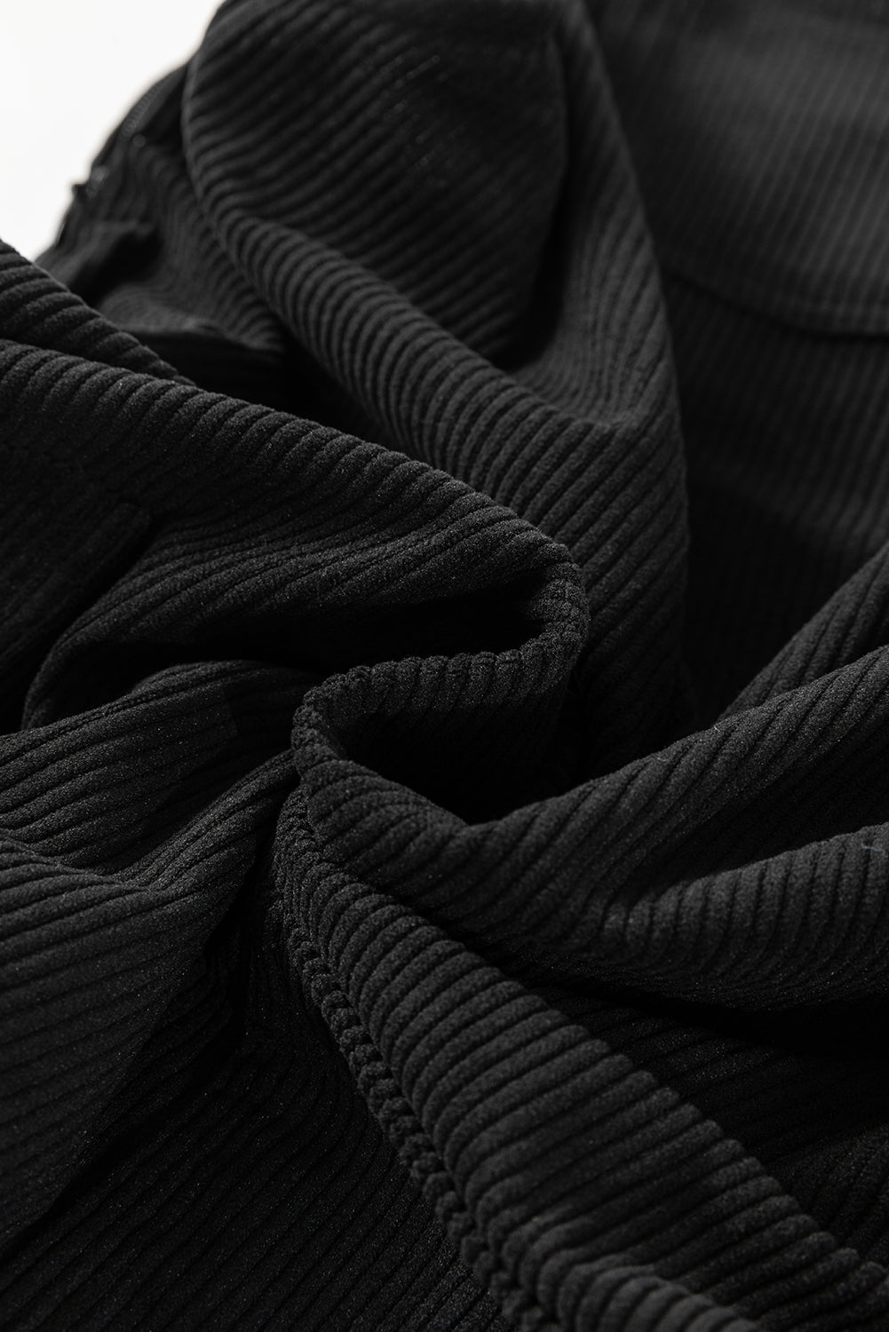 Schwarzes, einfarbiges, ärmelloses Cord-Overallkleid mit Fronttaschen