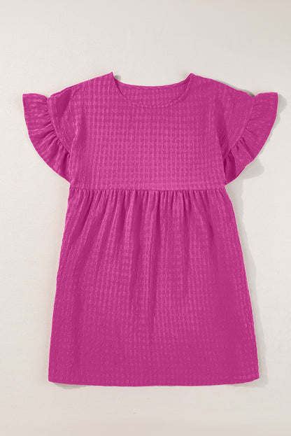 Rosarotes strukturiertes Minikleid mit Rüschen und kurzen Ärmeln