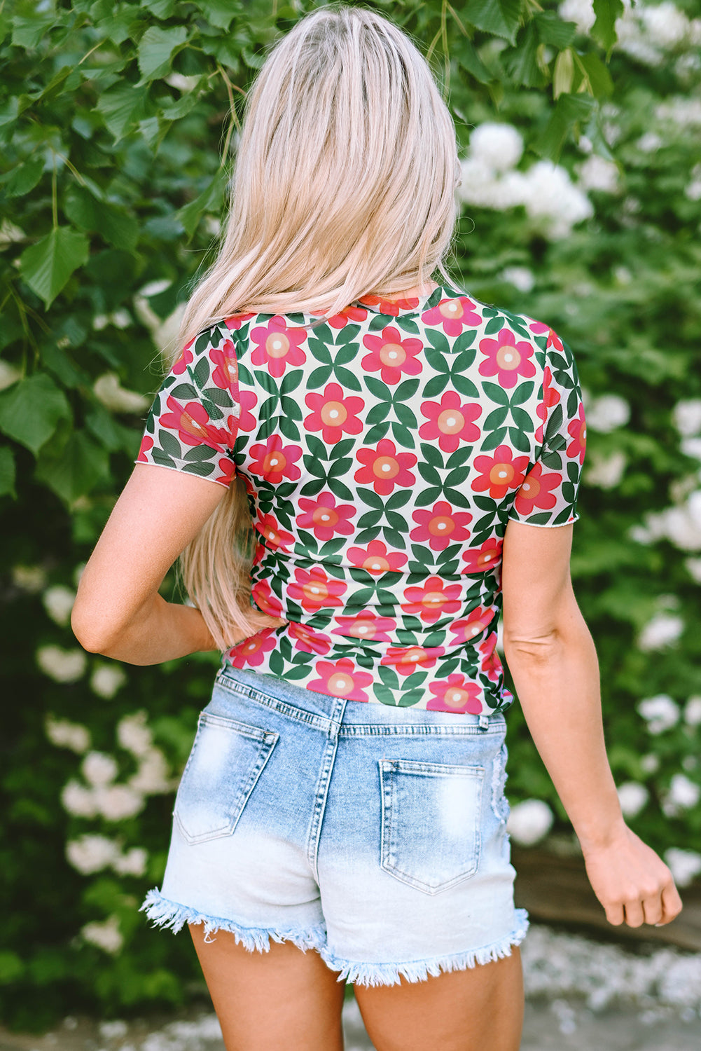 Feurig rotes T-Shirt mit Rundhalsausschnitt und Retro-Blumendruck