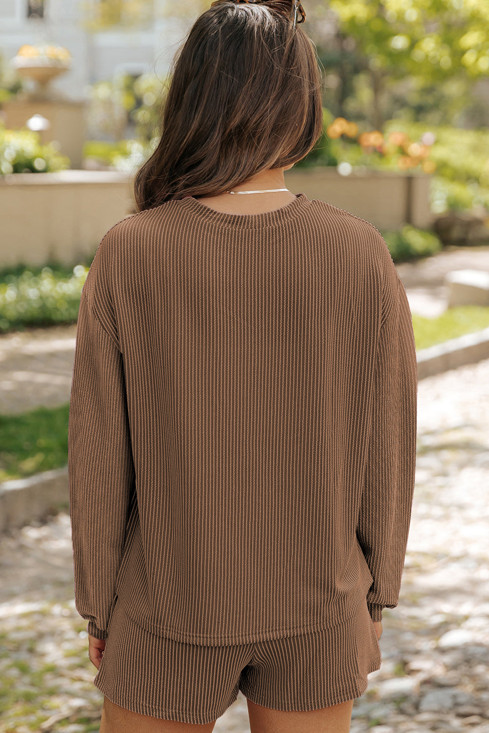 Kastanienbraunes Set aus langärmligem Strickoberteil und Shorts mit hoher Taille