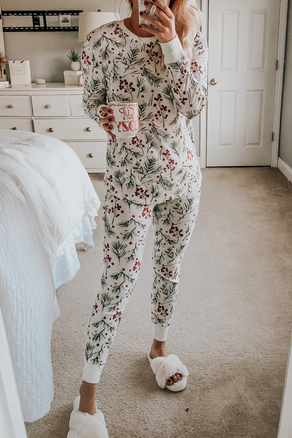 Weißes Thermo-Lounge-Set mit Pullover und Hose im Stechpalmen-Print
