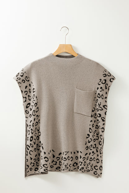 Rauchgrauer, lockerer Pullover mit Leopardenbesatz und hohem Kragen, kurzärmlig