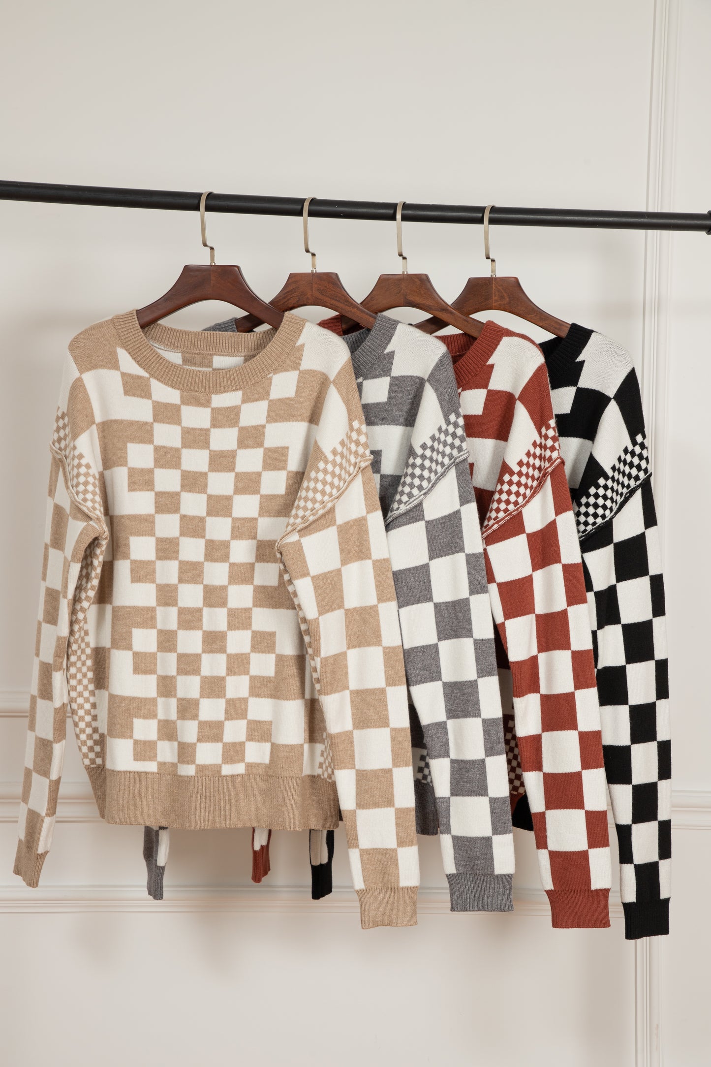 Khakifarbener Pullover mit Karomuster und überschnittener Schulterpartie und Rundhalsausschnitt