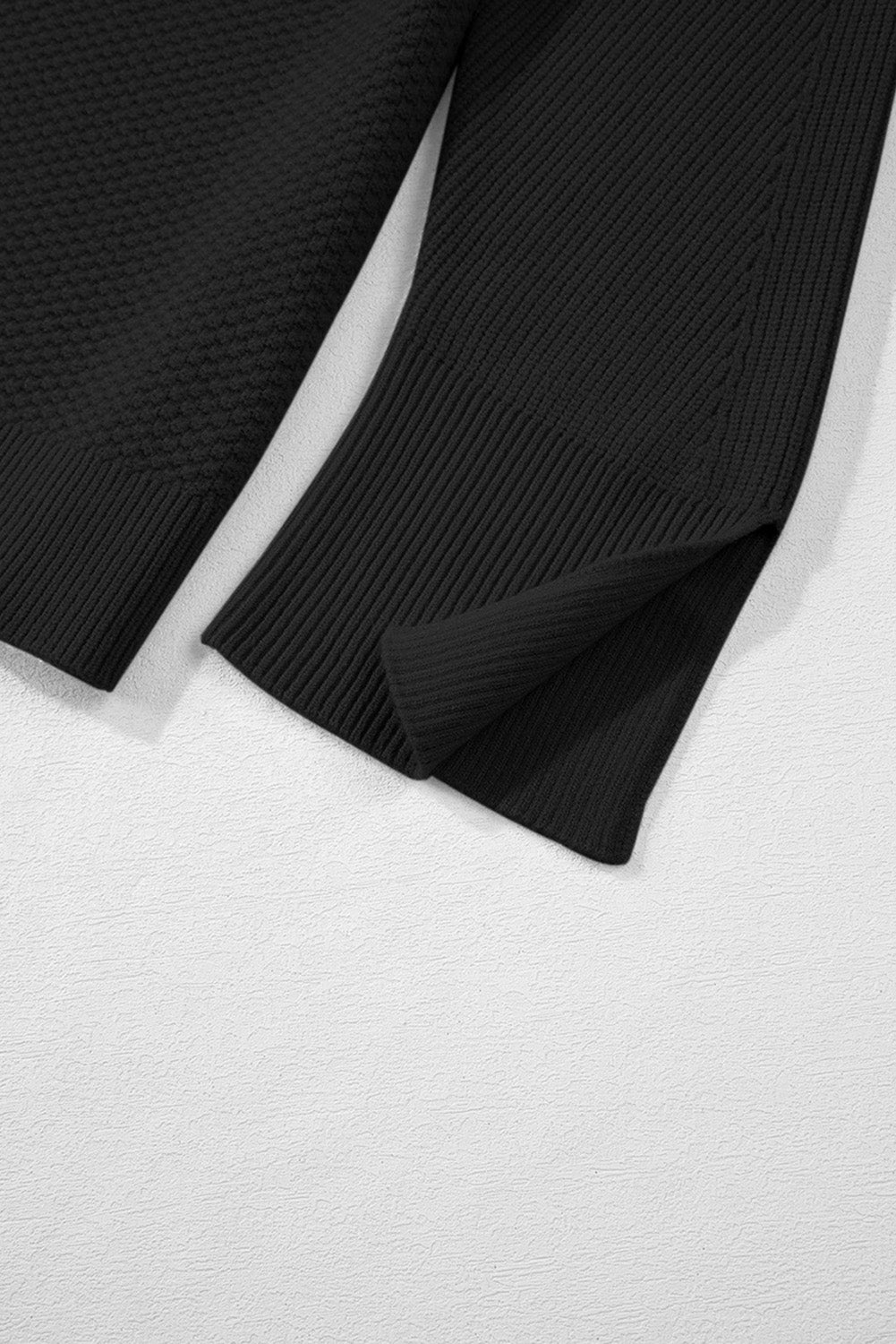 Schwarzer, unifarbener, strukturierter Strickpullover mit geteilten Bündchen und überschnittener Schulter
