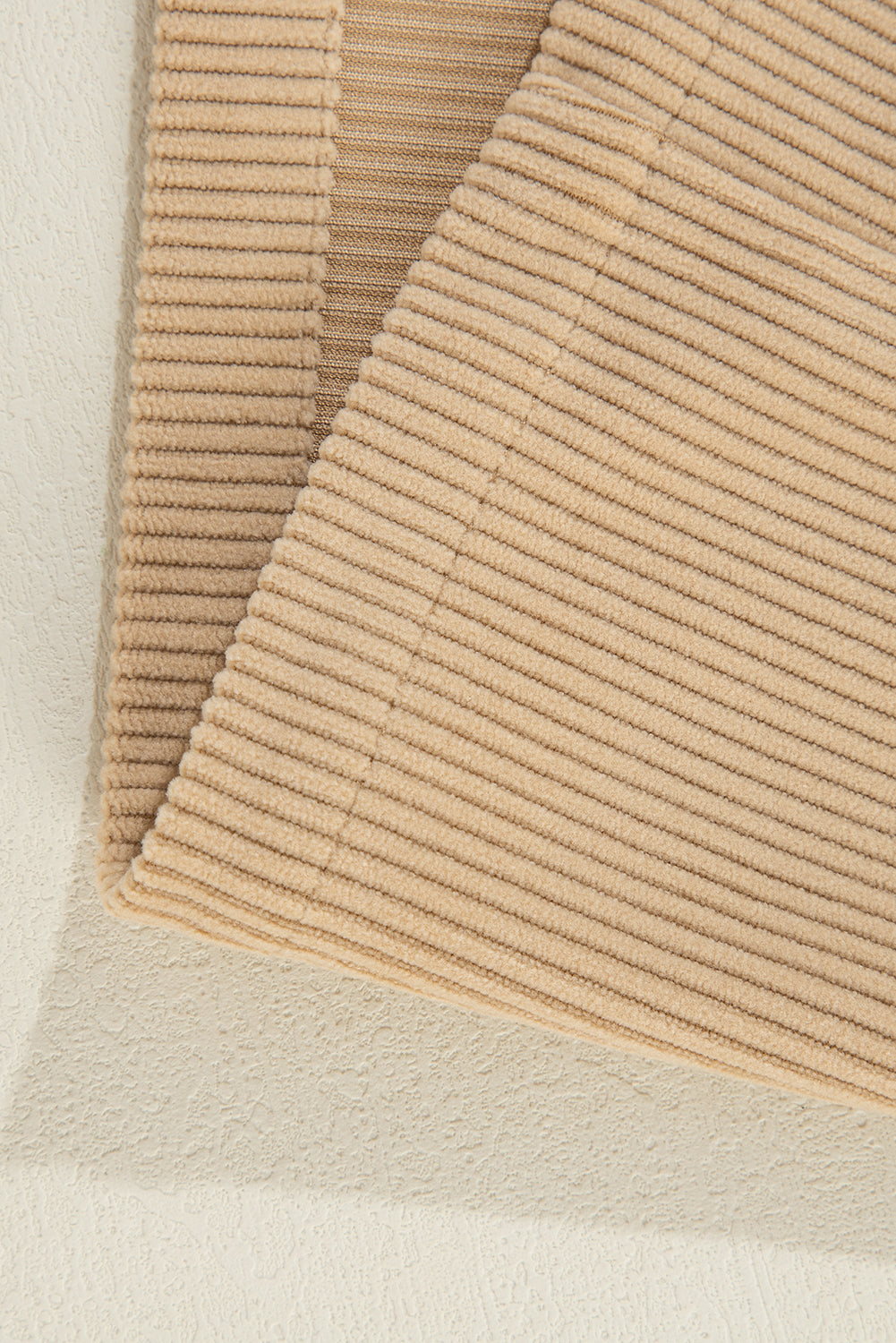 Helles französisches Beige, einfarbige Cord-Shacket mit Rüschen, Klapptasche und Knopfleiste