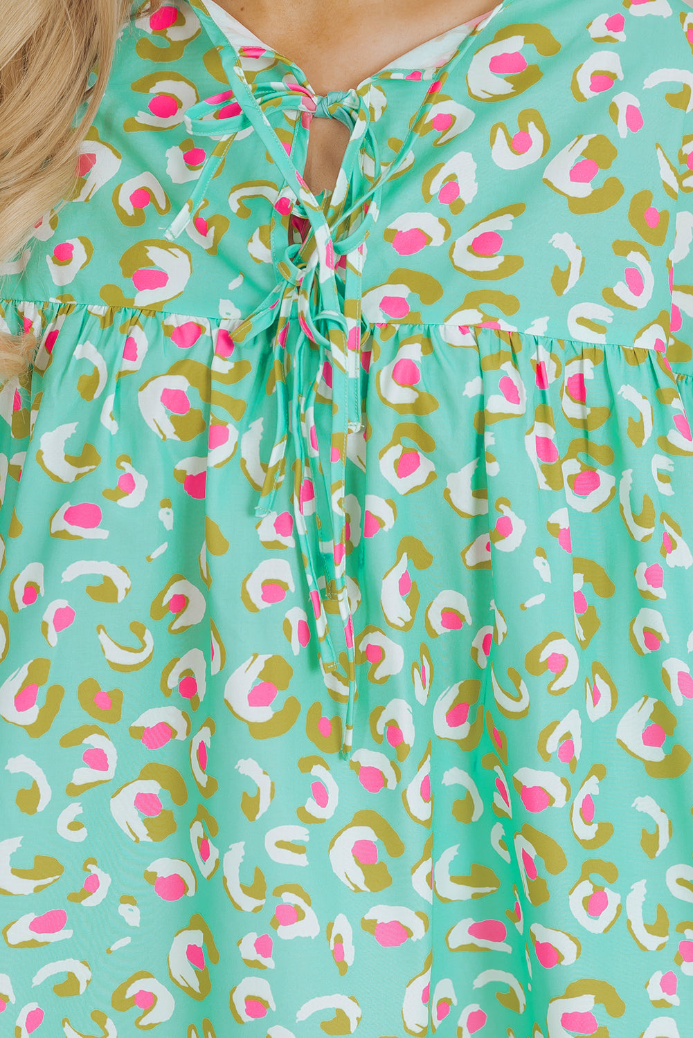 Grüne Babydoll-Bluse mit abstraktem Print und Schnürung und Laternenärmeln