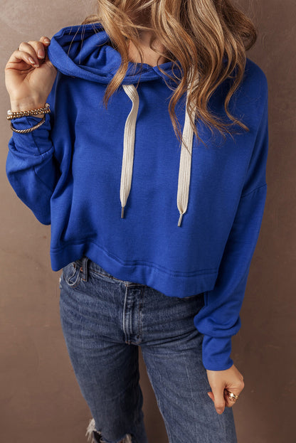 Dunkelblauer, einfarbiger, kurzer Hoodie mit überschnittener Schulterpartie und Kordelzug