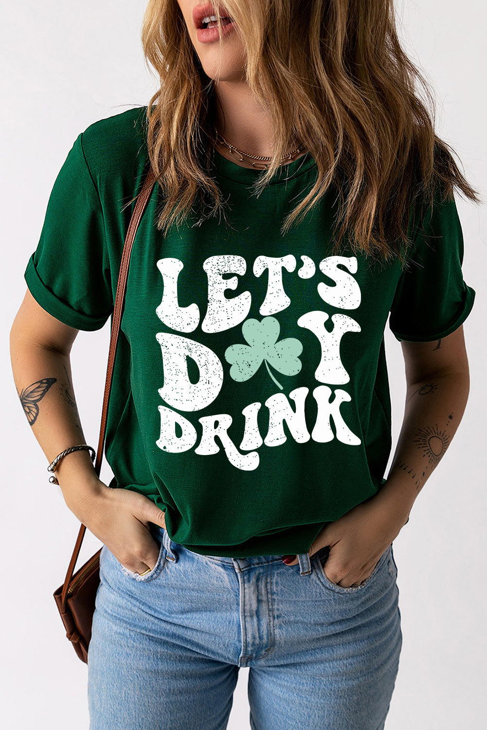 Grünes T-Shirt mit Rundhalsausschnitt und „Let's Day Drink“-Kleeblatt-Print