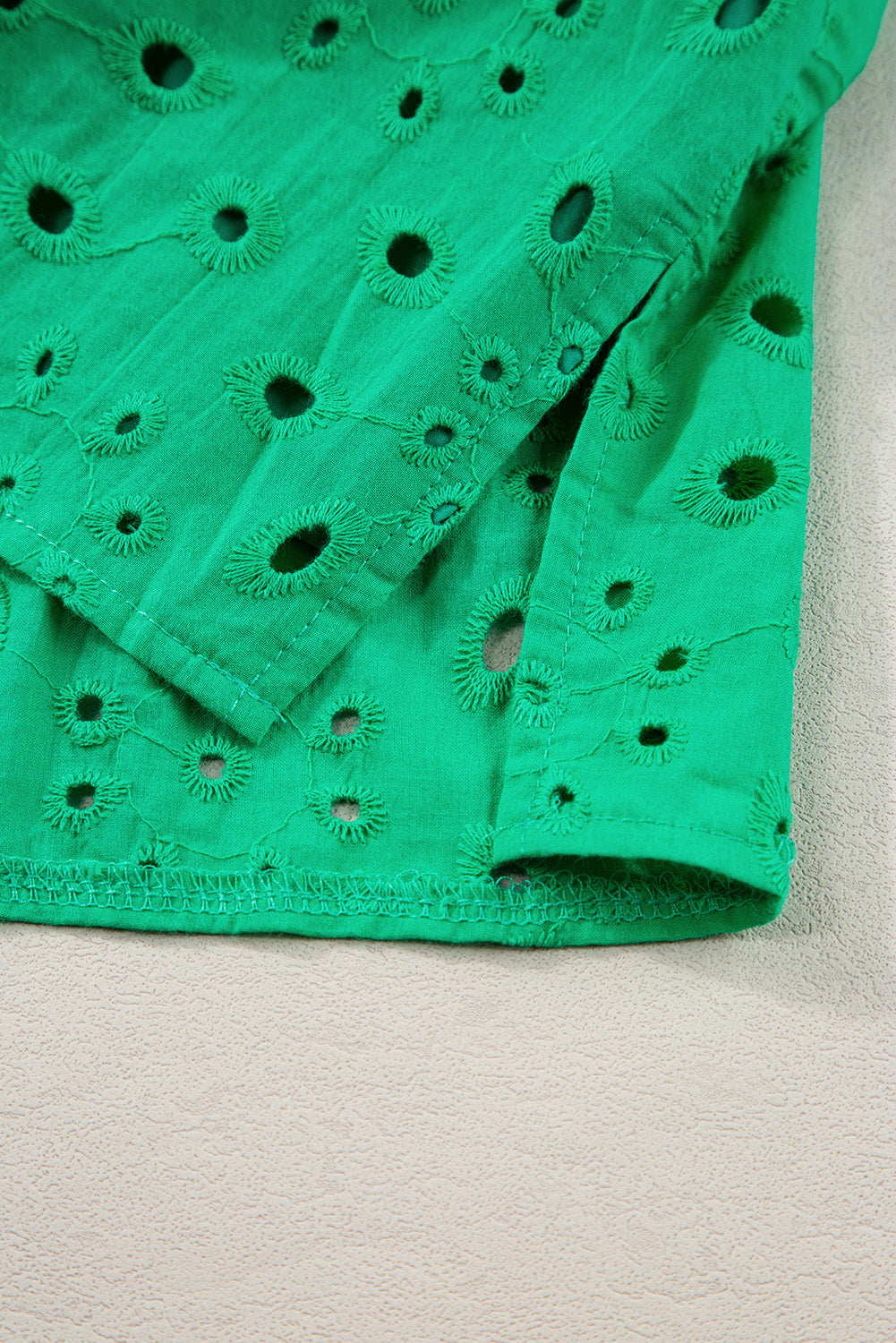 Grüne Bluse mit Blumenstickerei und Puffärmeln