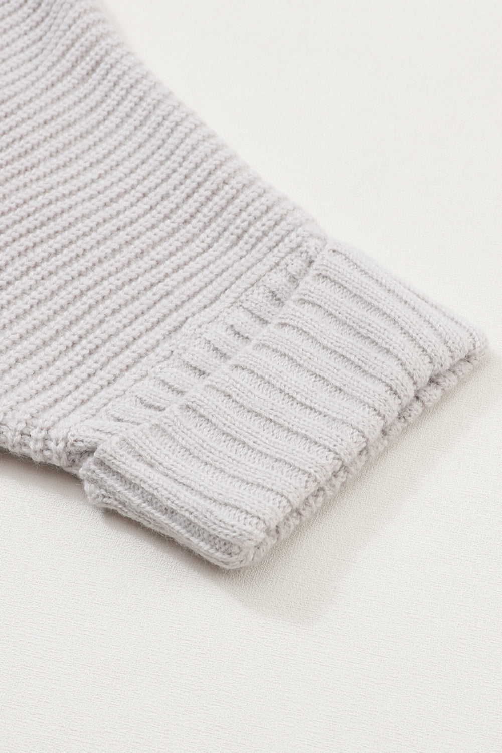 Grauer Oversize-Strickpullover mit umgeschlagenen Ärmeln