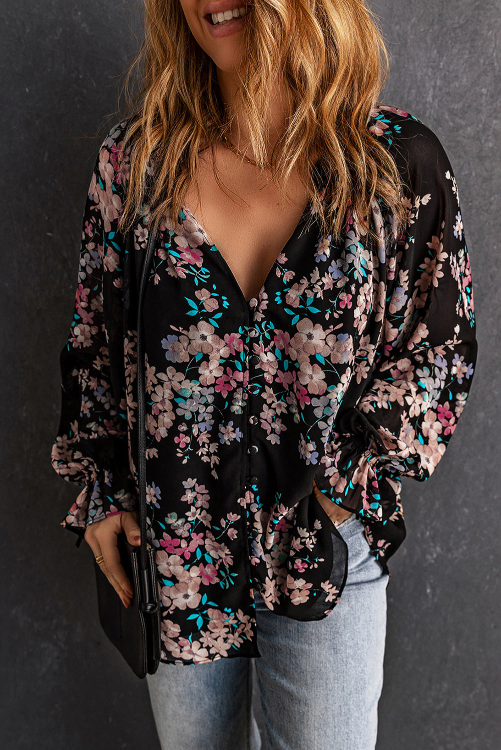 Schwarze Chiffonbluse mit Wildblumen-Print