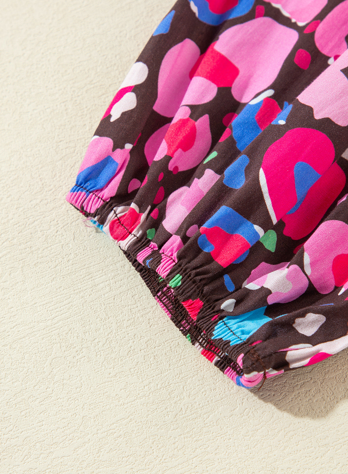 Kurzes Kleid mit abstraktem Rosendruck und V-Ausschnitt und Kragen, halblangen Ärmeln