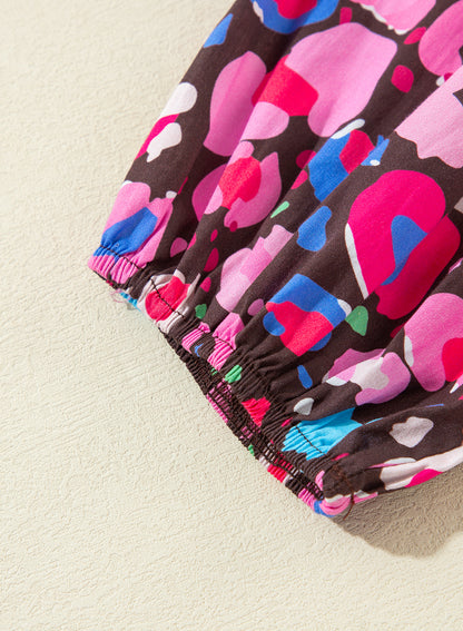 Kurzes Kleid mit abstraktem Rosendruck und V-Ausschnitt und Kragen, halblangen Ärmeln