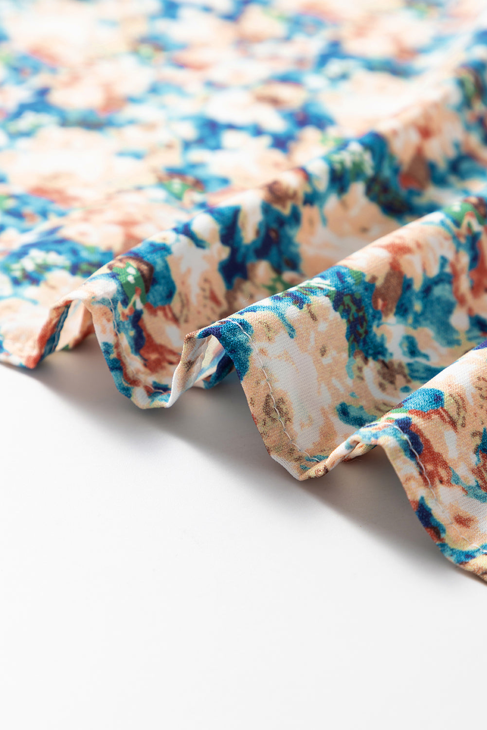 Himmelblaue Bluse mit Blumenmuster, Rüschen und Stehkragen sowie Puffärmeln