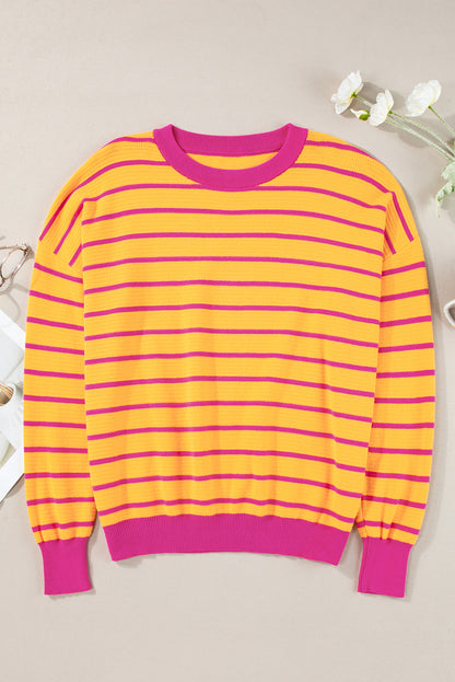 Orangefarbener Pullover mit Streifenbesatz, Rundhalsausschnitt und überschnittener Schulter