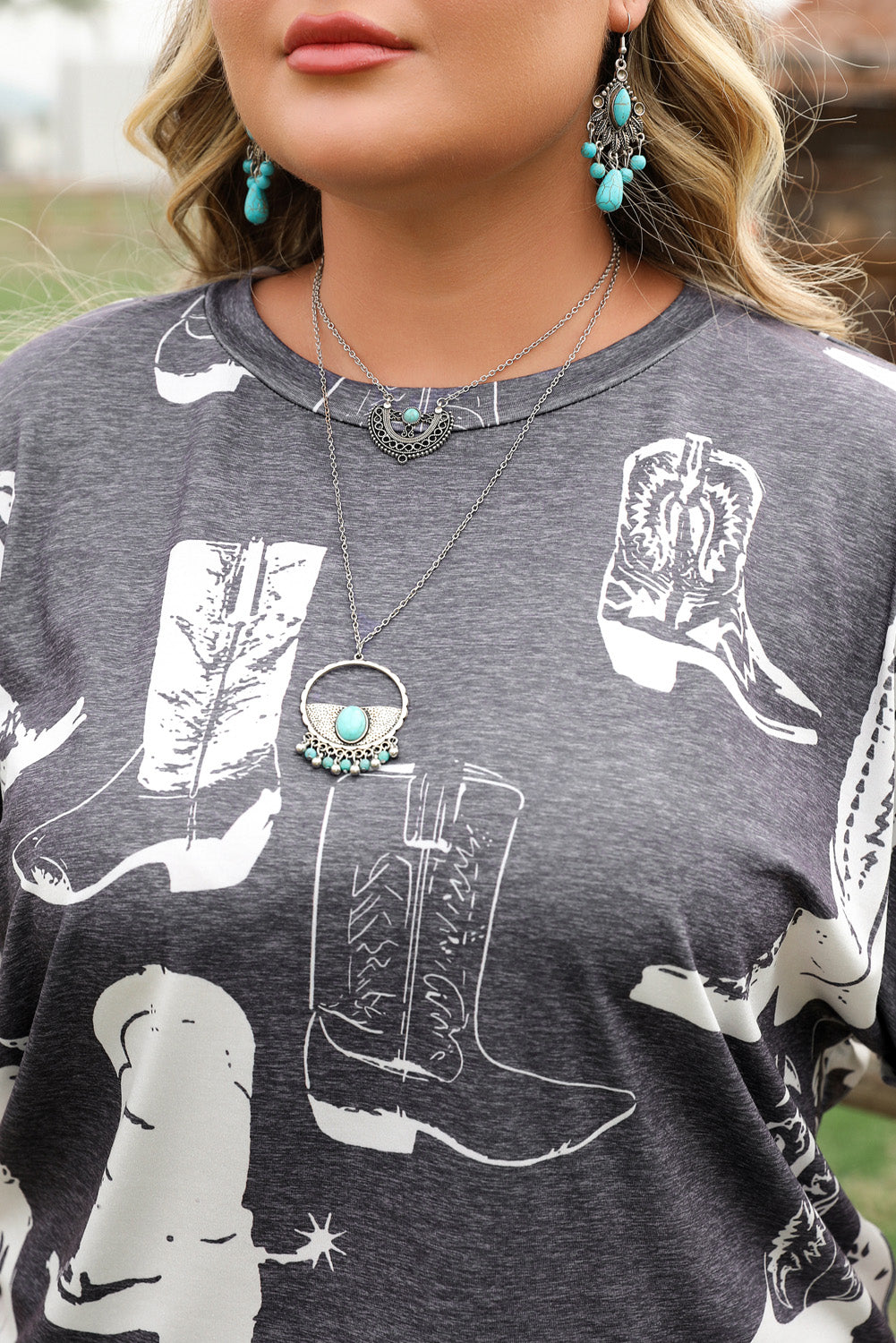 Graues T-Shirt mit Rundhalsausschnitt und Westernstiefel-Print in Übergröße