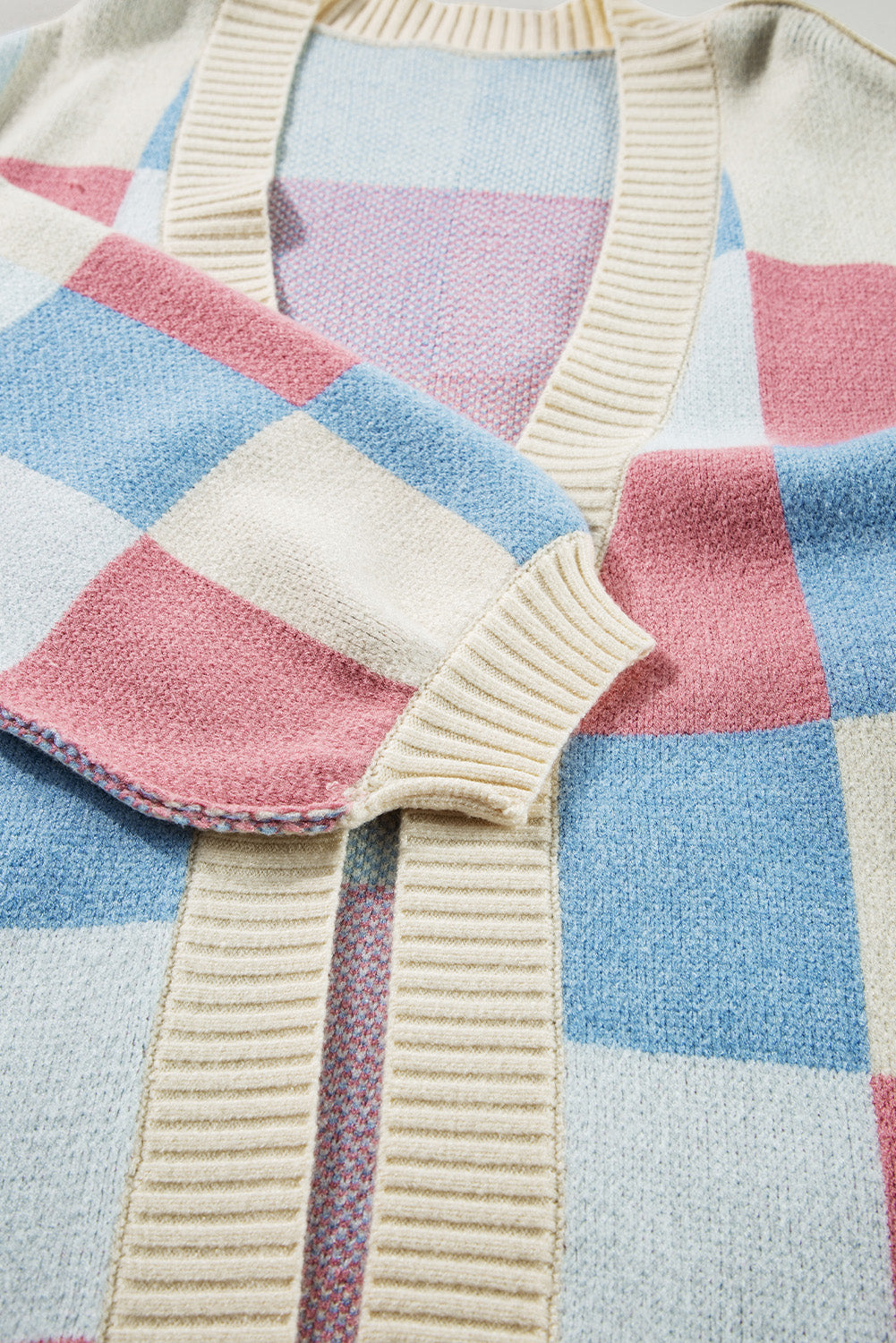 Hellblauer karierter Cardigan mit überschnittener Schulter und sichtbaren Nähten, vorne offen