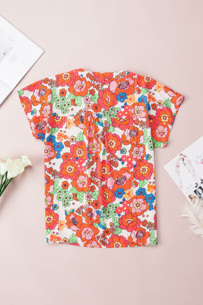Feurig rotes Top mit Blumenmuster und Schlitz am Ausschnitt