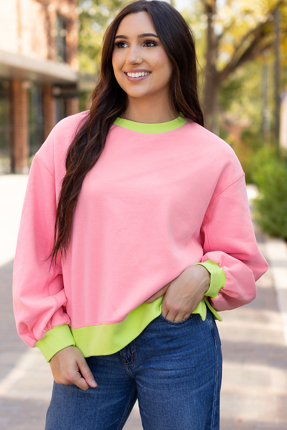 Rosa Sweatshirt mit Farbblock-Muster und Puffärmeln