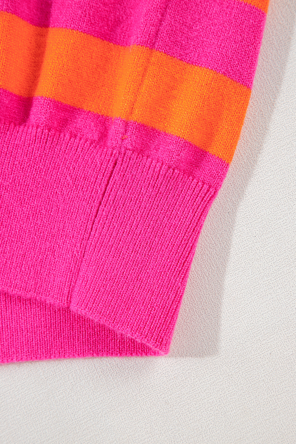 Pullover mit Rundhalsausschnitt und rosa Streifen