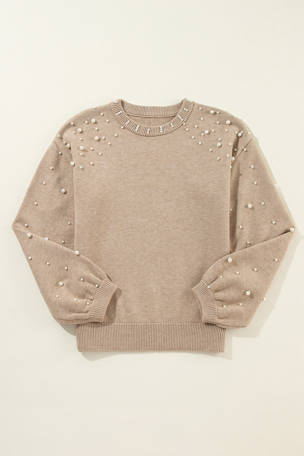 Rauchgrauer Pullover mit Perlenbesatz und überschnittener Schulterpartie und Rundhalsausschnitt