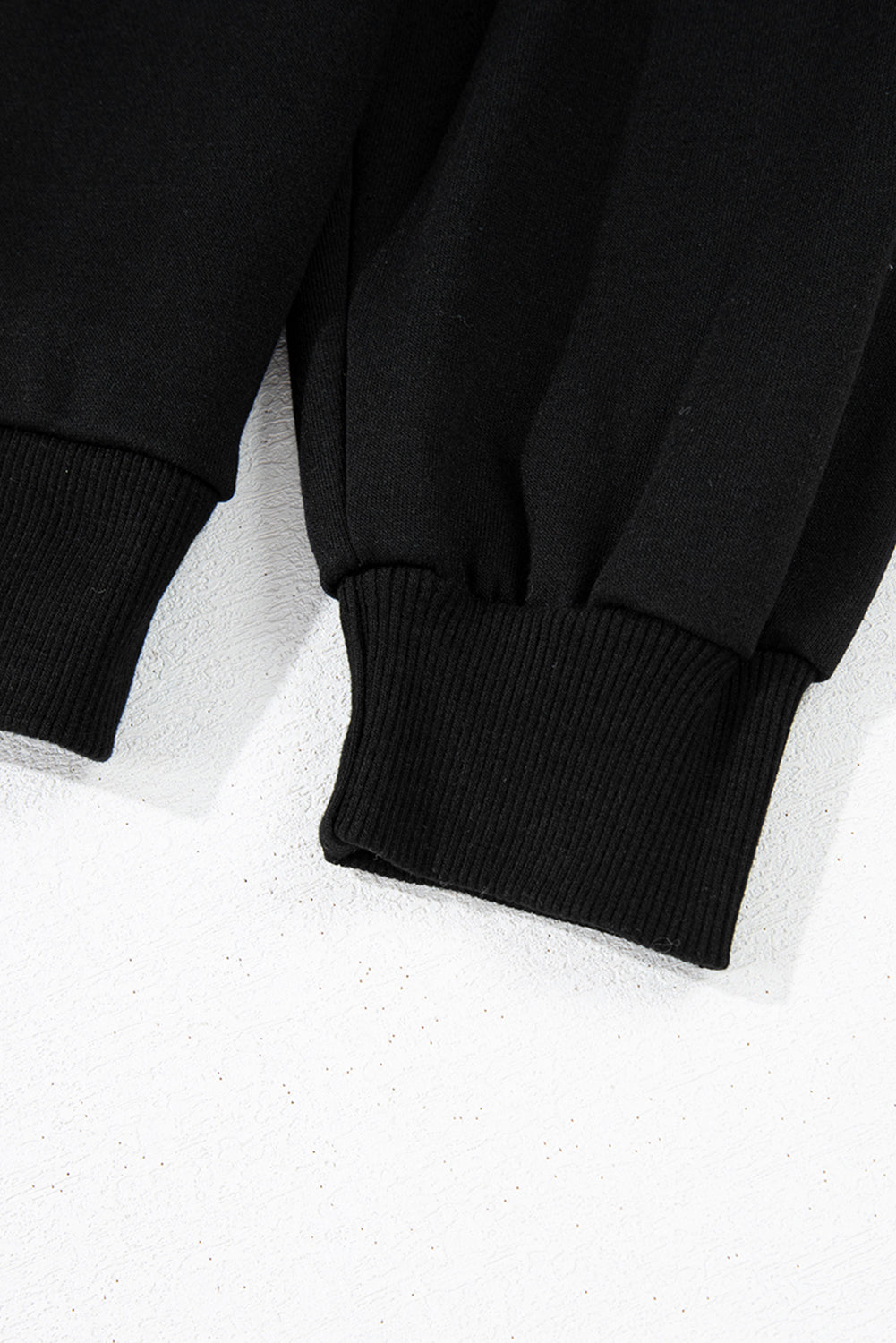 Schwarzes Sweatshirt mit Raglanärmeln und Farbblockdesign mit Leopardenmuster