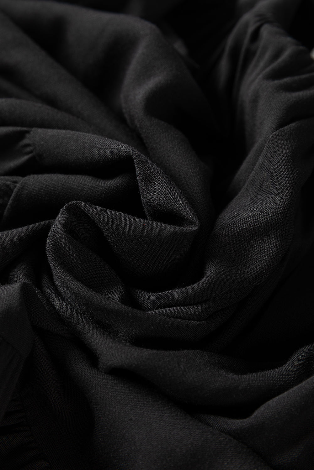 Schwarzes Minikleid aus Spitze mit Puffärmeln, Knöpfen und Rüschen