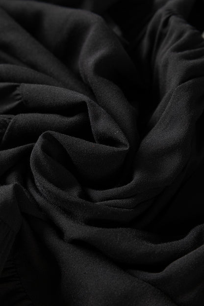 Schwarzes Minikleid aus Spitze mit Puffärmeln, Knöpfen und Rüschen