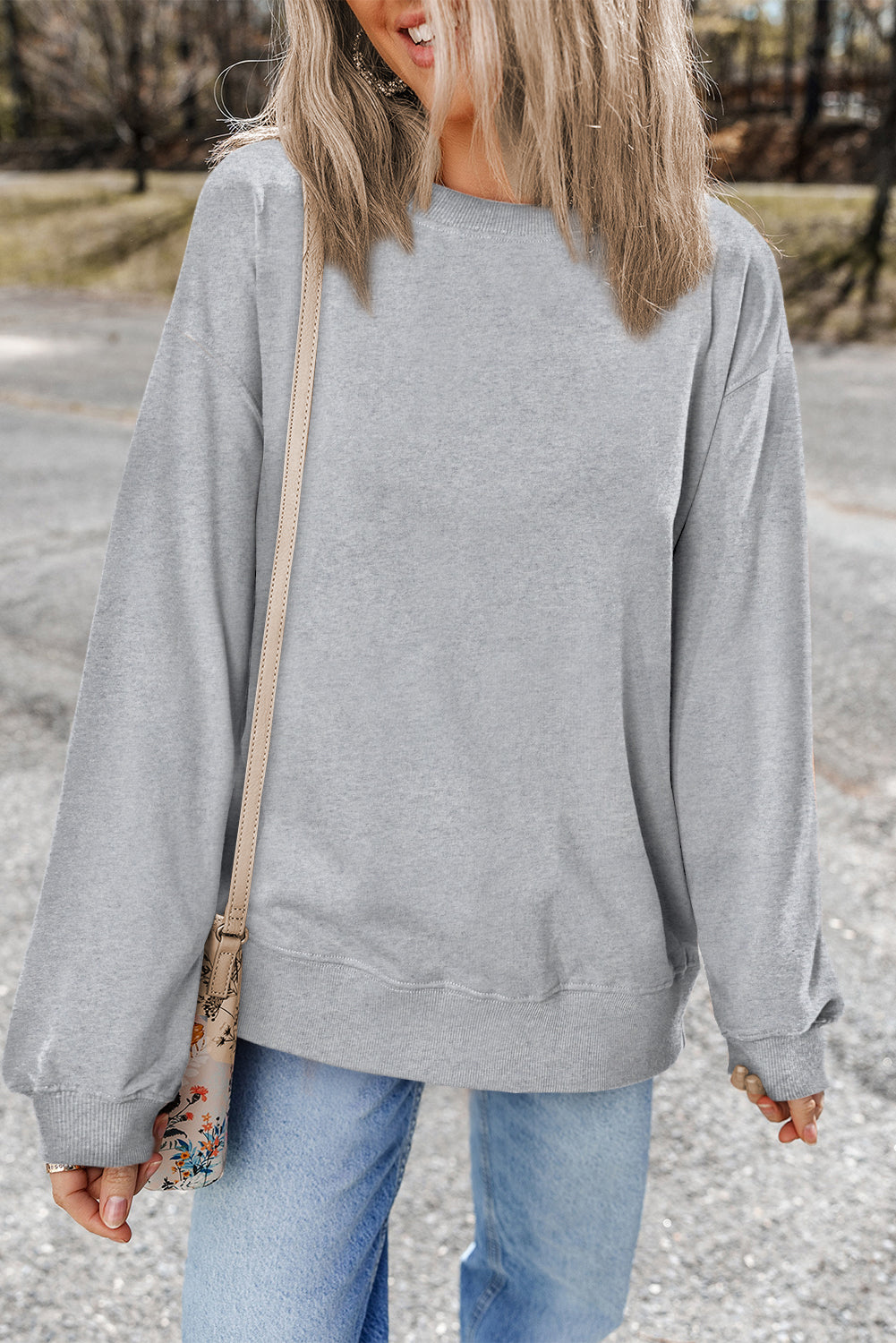 Hellgraues, schlichtes Sweatshirt mit Rundhalsausschnitt und überschnittener Schulter