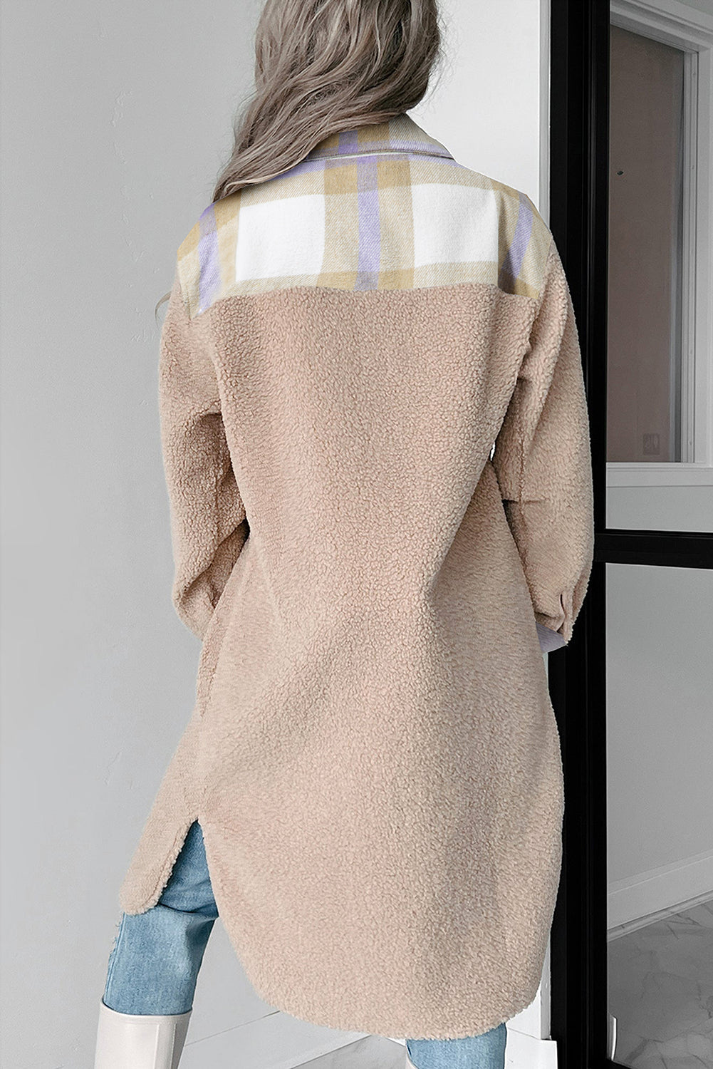 Rauchgrauer, karierter Sherpa-Langmantel mit Patchwork-Kragen und Knopfleiste