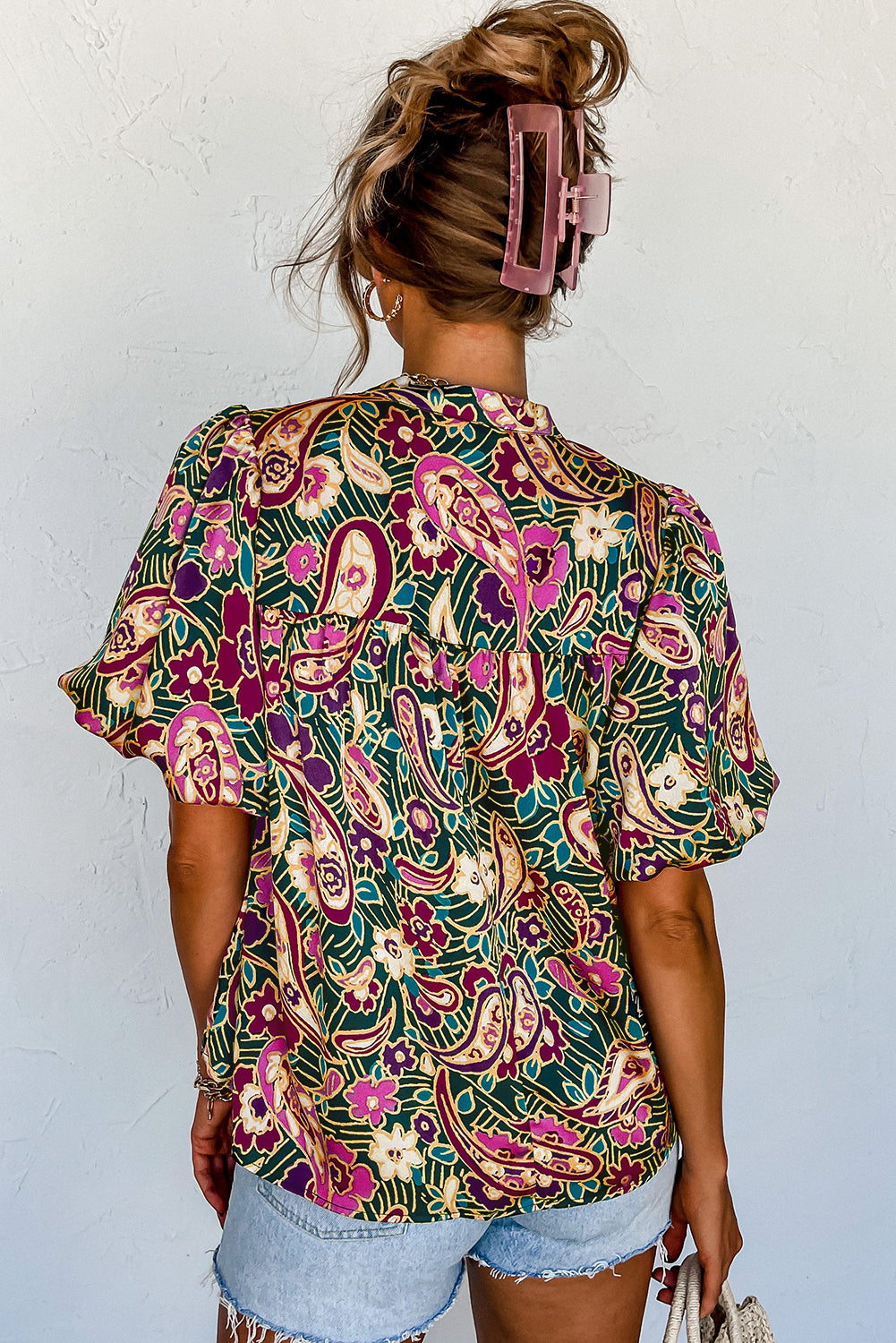 Grüne Paisley-Bluse mit V-Ausschnitt und kurzen Puffärmeln