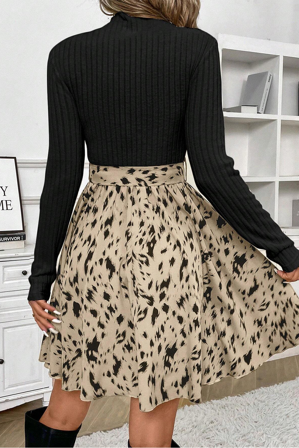 Schwarzes A-Linien-Kleid mit geripptem Patchwork-Muster und Gürtel