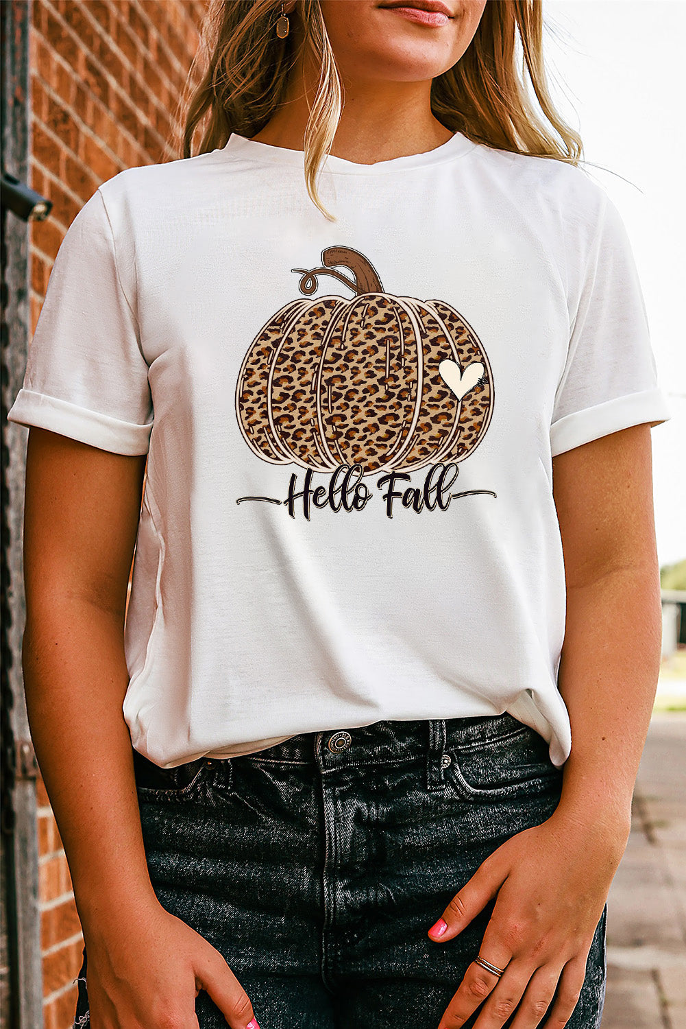 Weißes T-Shirt mit „Hello Fall“-Print und Leoparden-Kürbis-Motiv