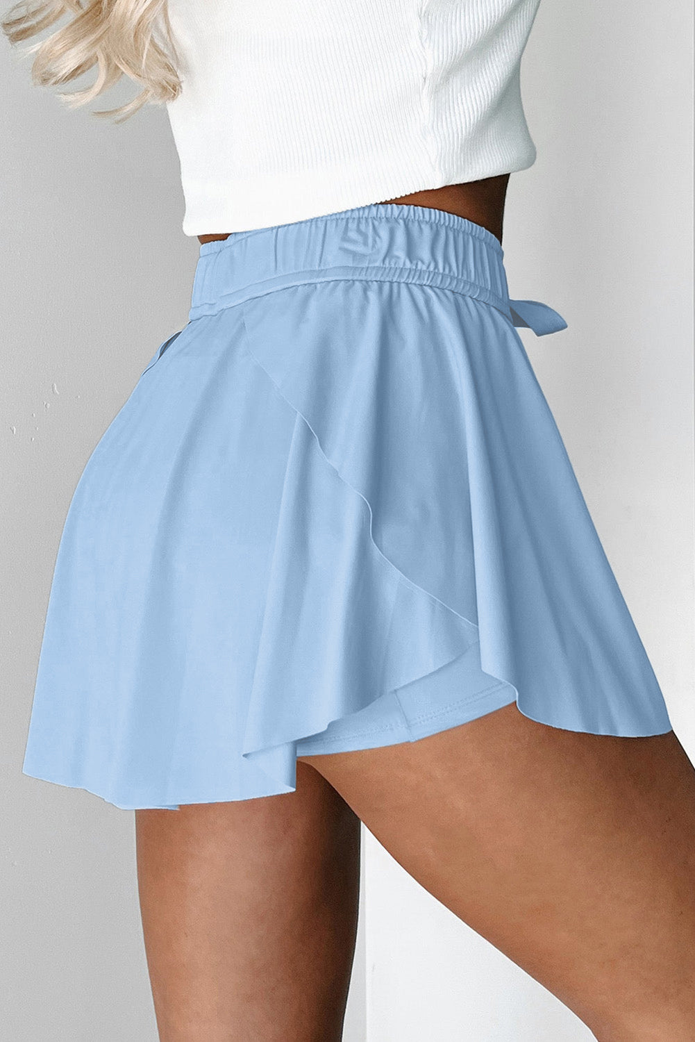 Himmelblauer Tennis-Skort mit Kordelzug und hoher Taille