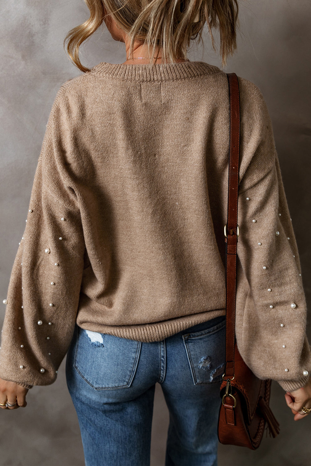 Rauchgrauer Pullover mit Perlenbesatz und überschnittener Schulterpartie und Rundhalsausschnitt