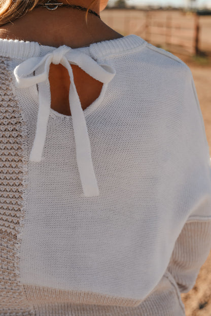Haferflockenfarbener Strickpullover mit gemischtem Muster und Schlüssellochausschnitt und überschnittener Schulter
