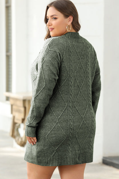 Locker sitzendes Pulloverkleid mit Zopfmuster und überschnittener Schulter in Nebelgrün