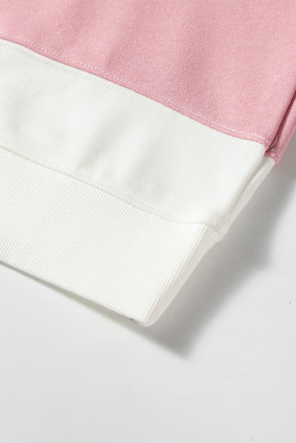 Beiges Sweatshirt mit Rundhalsausschnitt und Patchwork-Farbblockdesign mit überschnittener Schulter