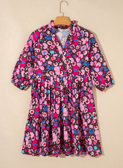 Kurzes Kleid mit abstraktem Rosendruck und V-Ausschnitt und Kragen, halblangen Ärmeln