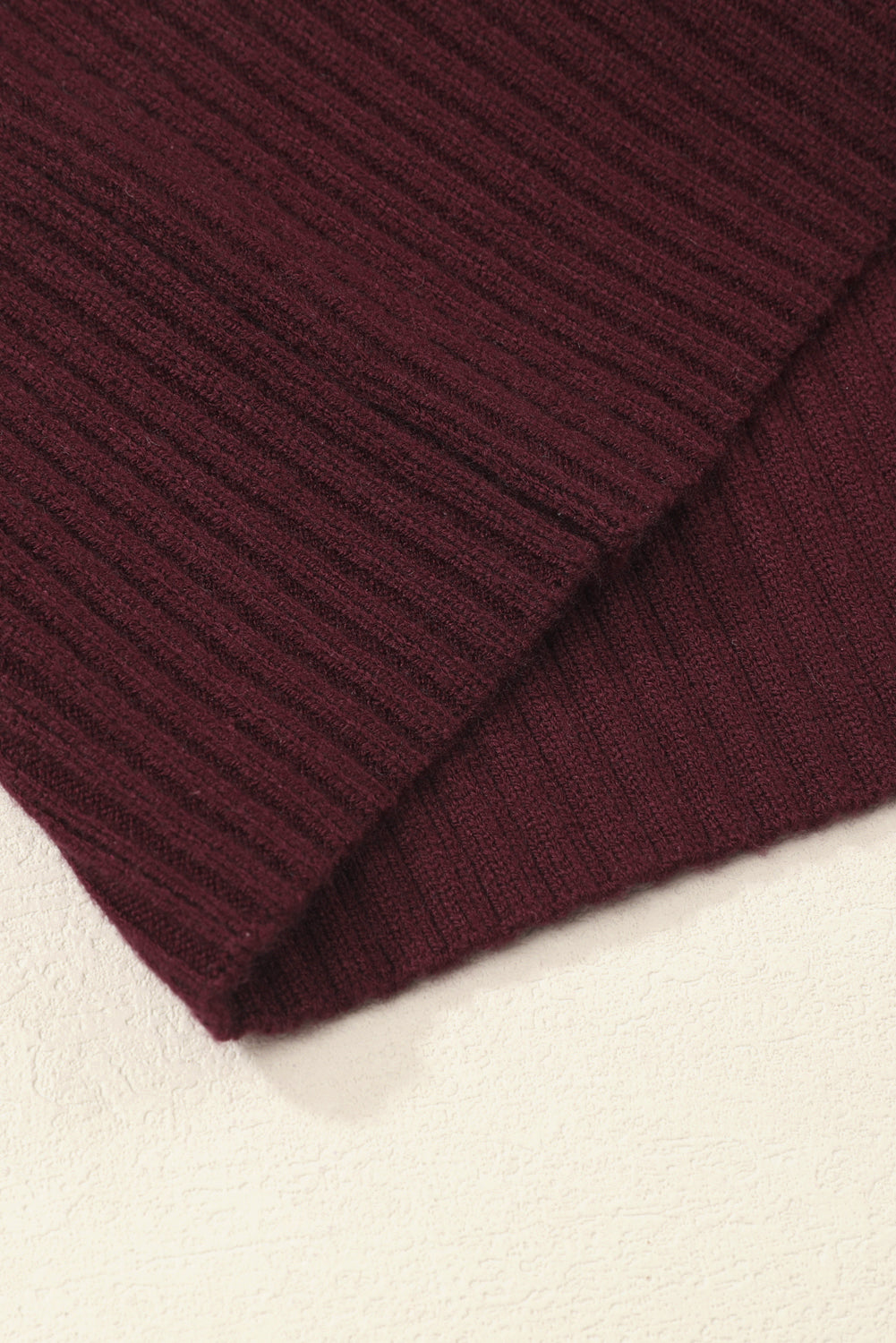 Mineralroter, gerippter Strickpullover mit aufgesetzten Taschen und kurzen Ärmeln