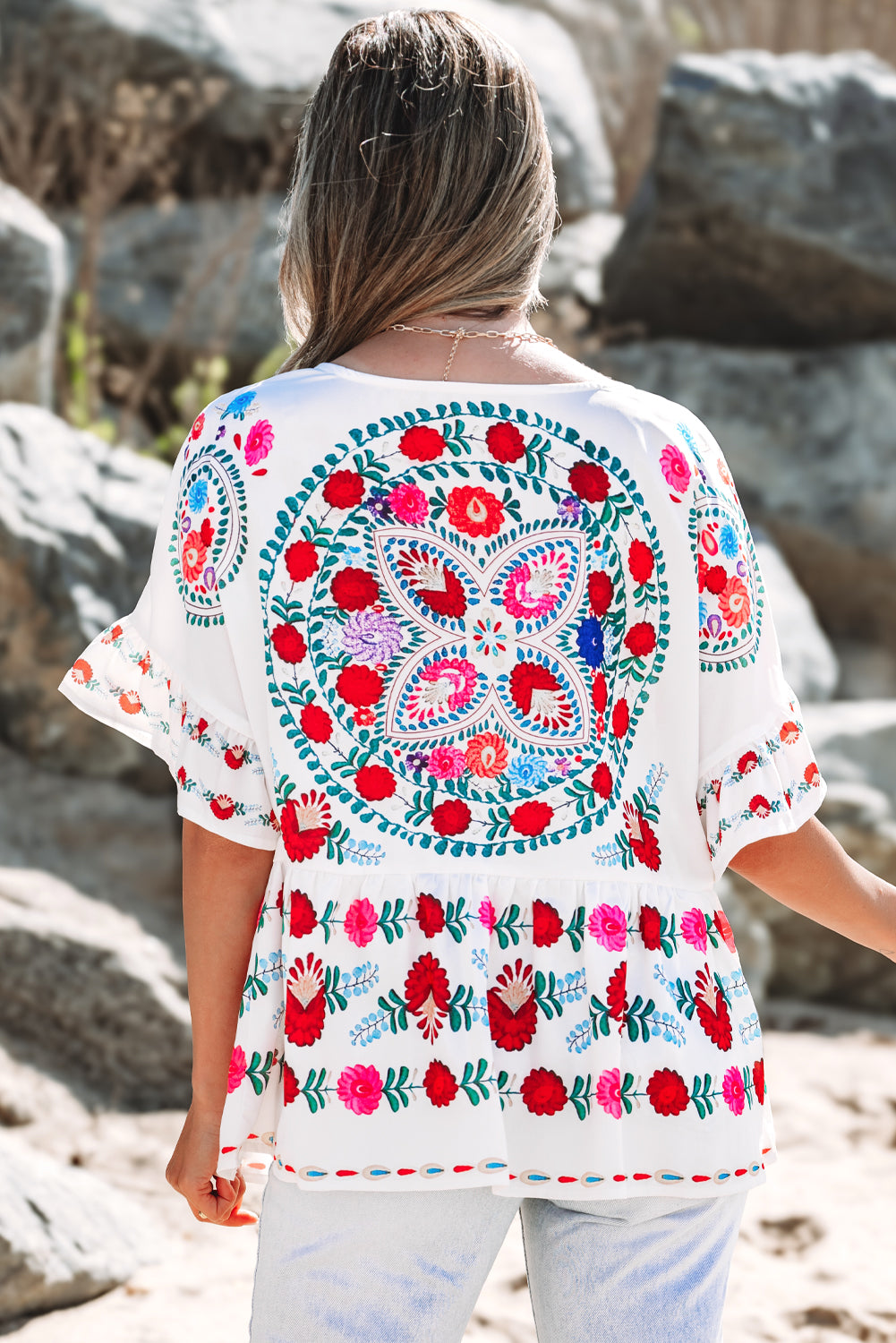 Weiße Bluse mit Rundhalsausschnitt und Rüschenbesatz im Boho-Stil mit Blumenmuster