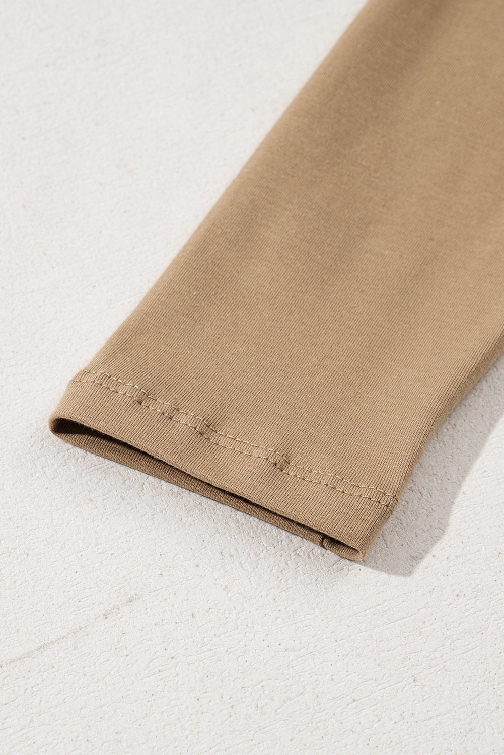 Helles Khaki-Oberteil mit langen Ärmeln und Knöpfen, V-Ausschnitt und schmaler Passform