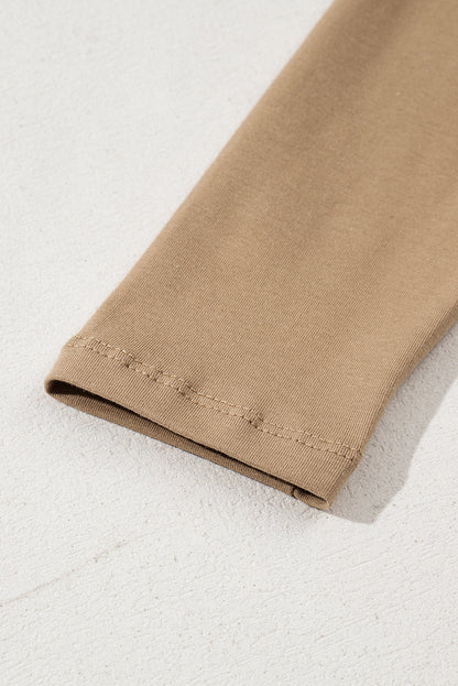 Helles Khaki-Oberteil mit langen Ärmeln und Knöpfen, V-Ausschnitt und schmaler Passform