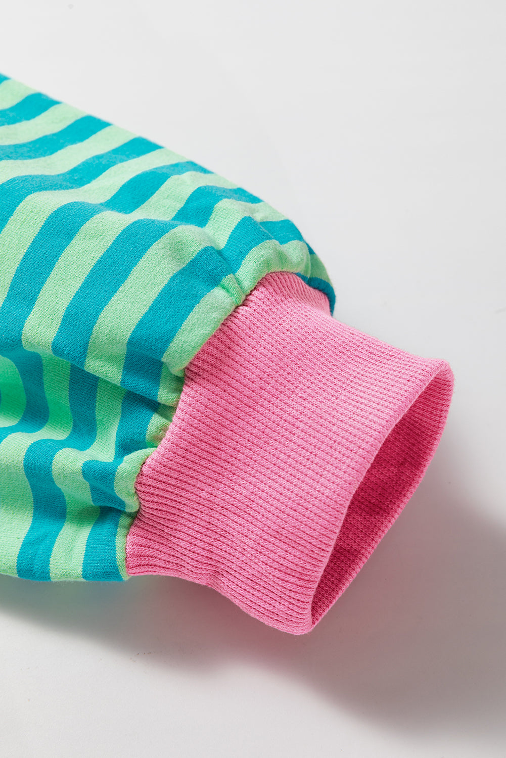 Übergroßes Pullover-Sweatshirt mit himmelblauen Streifen und Kontrastbesatz