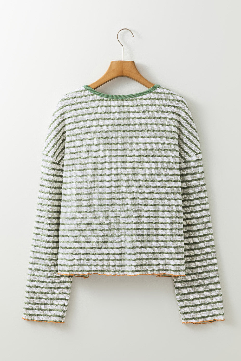 Grün gestreiftes Henley-Oberteil mit Rüschenbesatz und Knöpfen, langärmlig