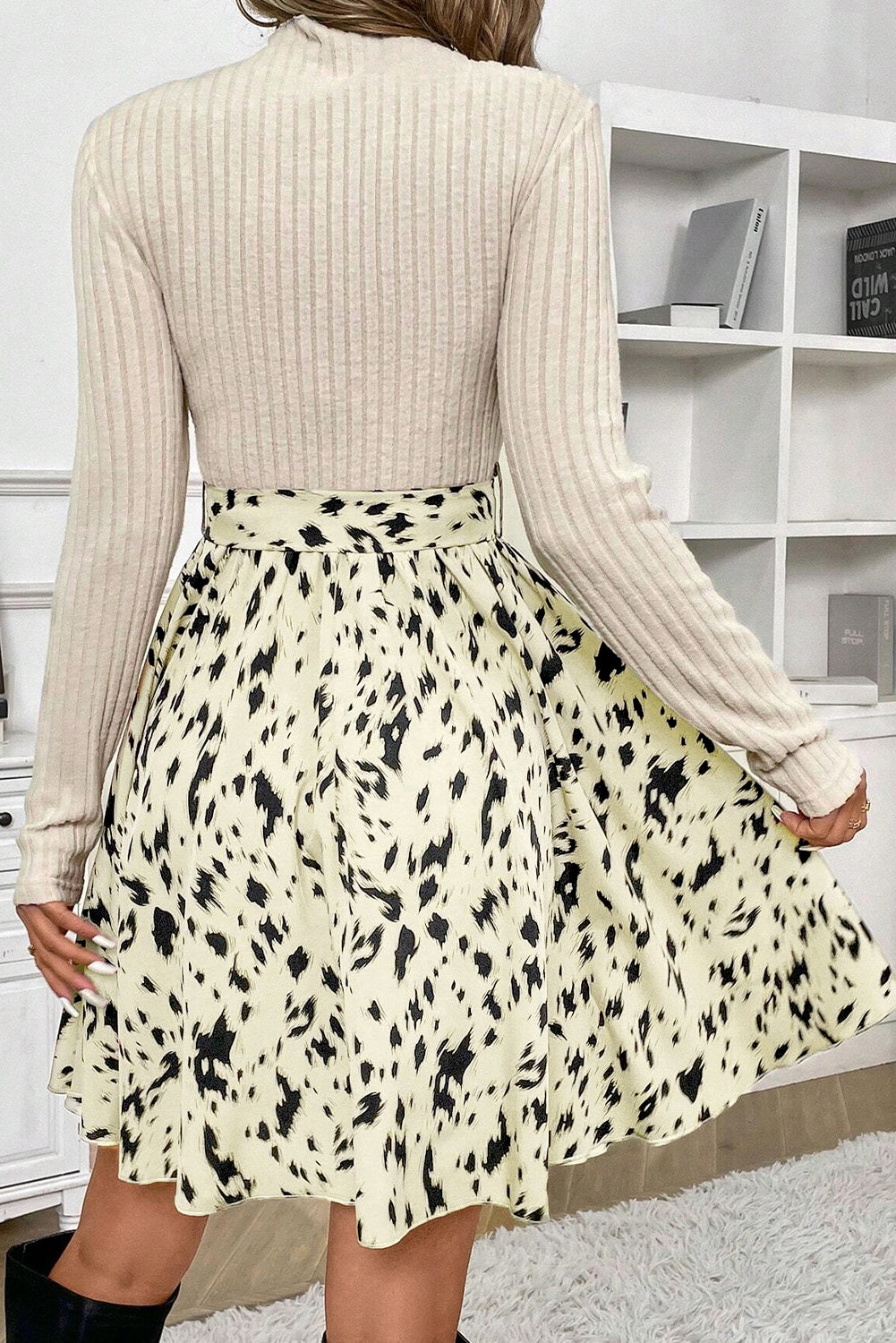 Beiges A-Linien-Kleid mit Patchwork-Print und Gürtel