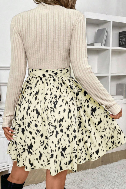 Beiges A-Linien-Kleid mit Patchwork-Print und Gürtel